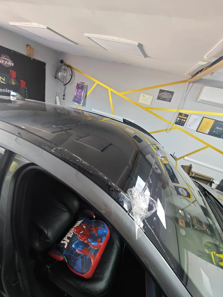 A Ford Mustang Mach-E a Matthias Rex érdi műhelyében tetőfóliázás közben
